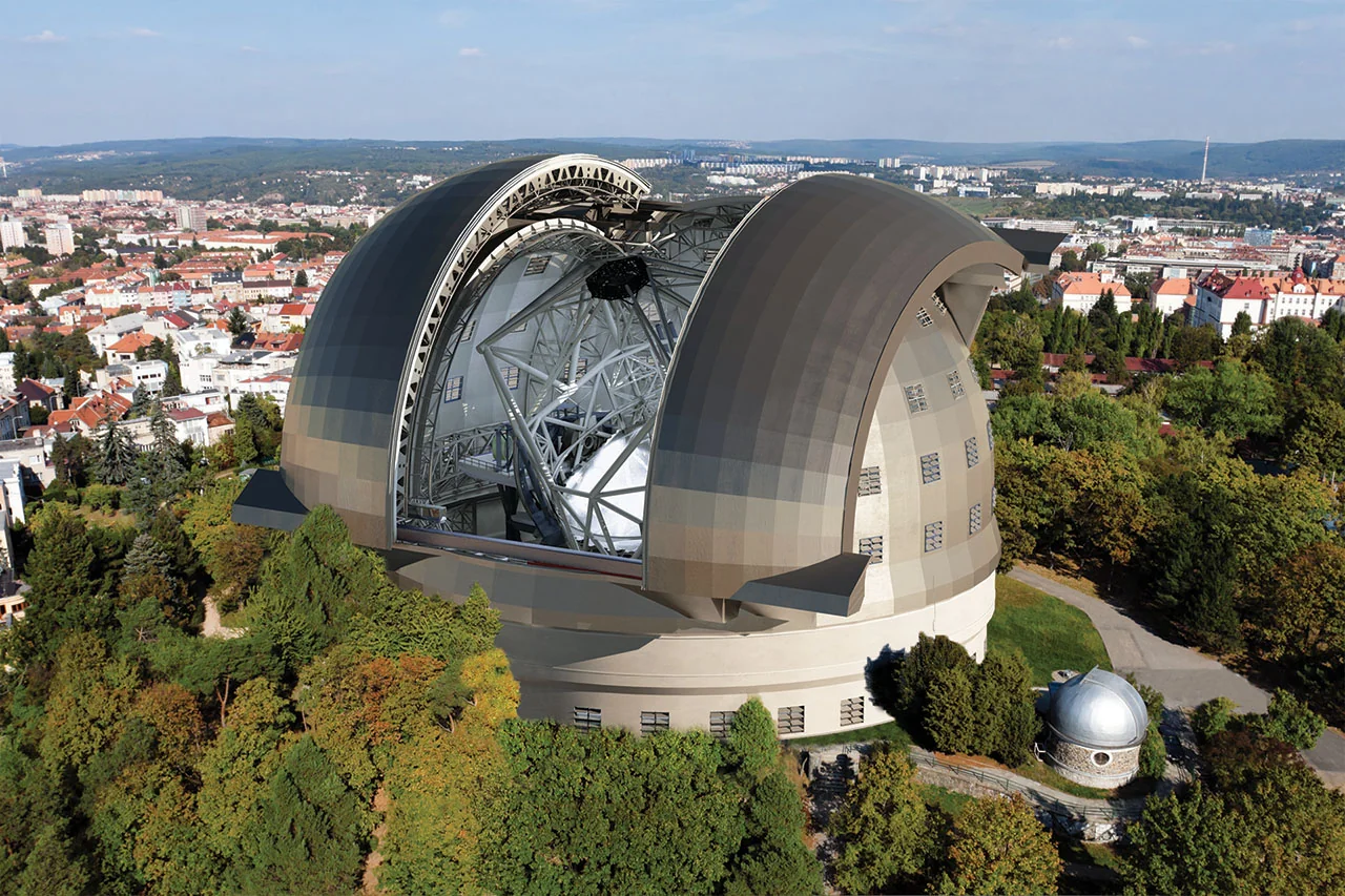 Aprílová fotomontáž obřího dalekohledu ELT zasazeného do panoramatu Brna
