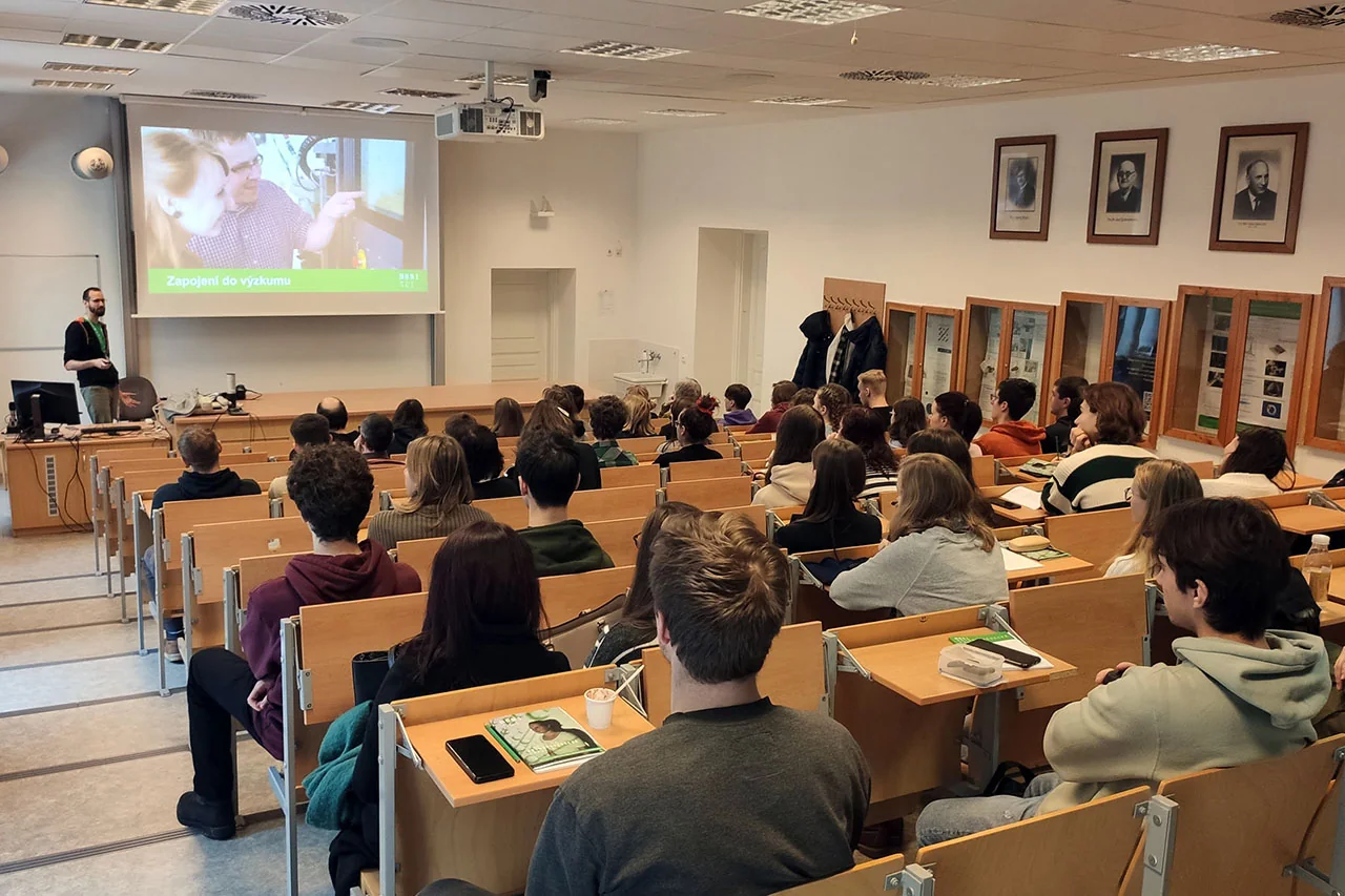 Zájemci o studium sledují prezentaci v posluchárně během Dnů otevřených dveří